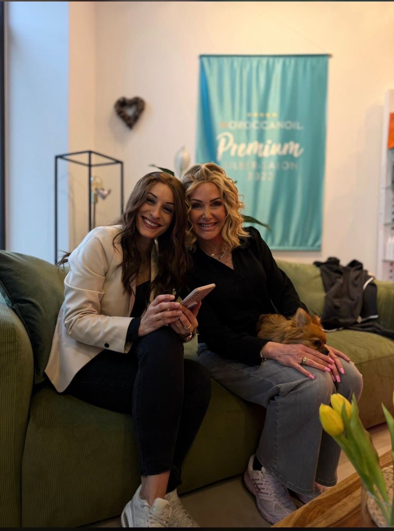 Sandra und Barbara von Zweithaar-Liebe, entspannt auf dem Sofa im Studio